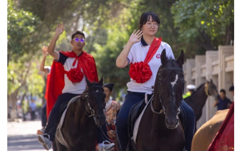 披紅掛花，打馬游街，新疆人送喜報好有儀式感